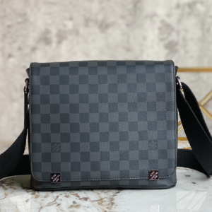 Louis Vuitton DISTRICT Small Men’s Messenger Bag