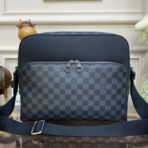 Louis Vuitton Lu Dayton Men’s Medium Reporter Bag